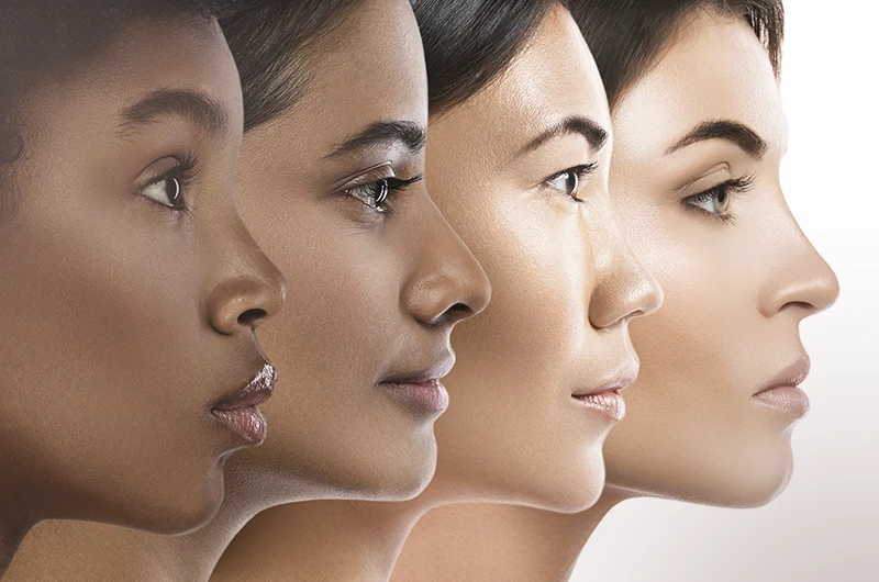 Quatro mulheres de etnias diferentes vistas de perfil, sobrepostas lado a lado